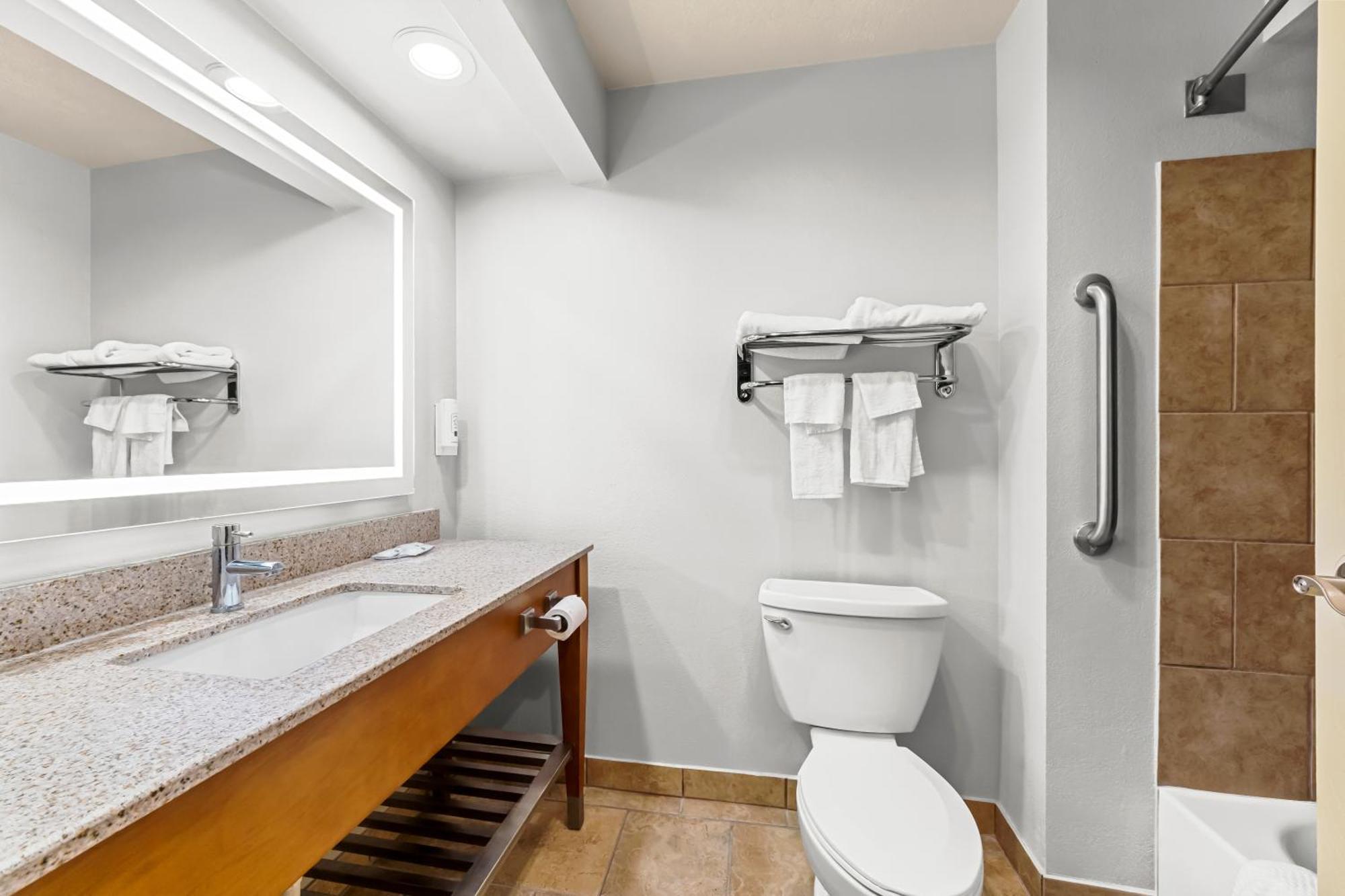Quality Inn & Suites Airport North - Stone Oak San Antonio Zewnętrze zdjęcie